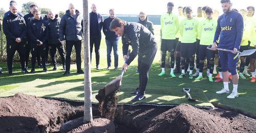 [서울=뉴시스]토트넘 벤트로네 코치 추모 행사. (캡처=토트넘 구단 홈페이지)