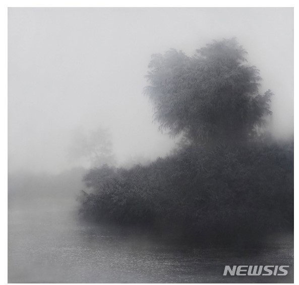 [서울=뉴시스]이기봉, 사라짐 — 그림자, 2017, Plexiglas, acrylic, and mixed media on canvas,187.5 x 182.5 cmCourtesy of the artist and Kukje Gallery 사진: 이현정, 이미지 제공: 국제갤러리