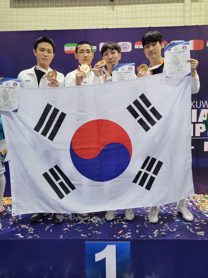 남자 에페 단체전서 우승한 임강은, 장민혁, 권오민, 홍세화. (사진=대한펜싱협회 제공) *재판매 및 DB 금지