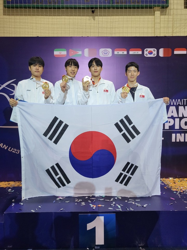 남자 사브르 단체전서 우승한 김재원, 박상원, 황현호, 정한길. (사진=대한펜싱협회 제공) *재판매 및 DB 금지