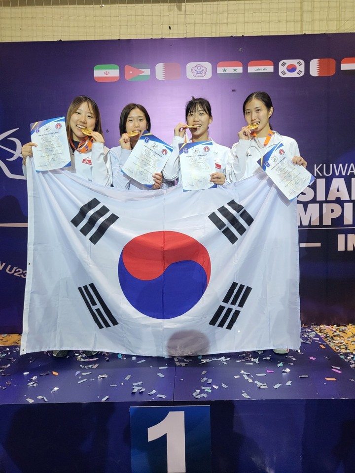 여자 플뢰레 단체전서 금메달을 합작한 홍세인, 최유진, 심소은, 모별이. (사진=대한펜싱협회 제공) *재판매 및 DB 금지