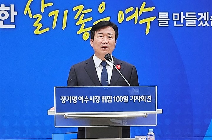 [여수=뉴시스] 김석훈 기자 = 정기명 여수시장이 11일 오전 여수시청 회의실에서 취임 100일 기자회견을 하고 있다. 2022.10.11. kim@newsis.com *재판매 및 DB 금지