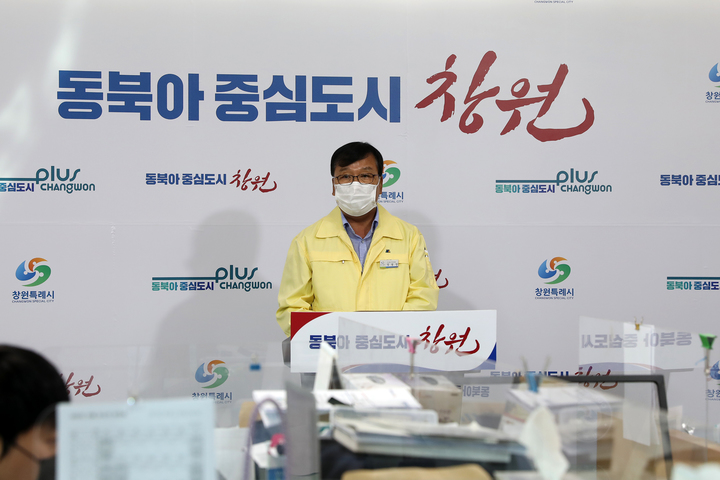 [창원=뉴시스] 강경국 기자 = 정철영 경남 창원시설공단 이사장 직무대행이 11일 창원시청 프레스센터에서 수영장 유충 재발 방지대책 및 재개장 관련 브리핑을 갖고 있다. (사진=창원시청 제공). 2022.10.11. photo@newsis.com *재판매 및 DB 금지