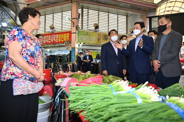 [창원=뉴시스] 홍정명 기자= 지난 8월 31일 양산 전통시장을 찾은 박완수 경남도지사.(사진=경남도 제공) 2022.10.11. photo@newsis.com *재판매 및 DB 금지