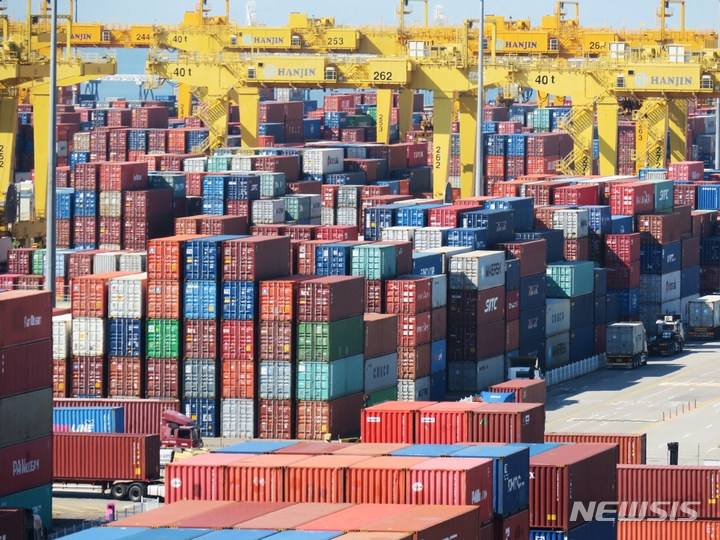 [인천=뉴시스] 김동영 기자 = 지난달 11일 오전 인천 연수구 인천신항컨테이너 터미널이 분주한 모습을 보이고 있다. 2022.10.11. dy0121@newsis.com 