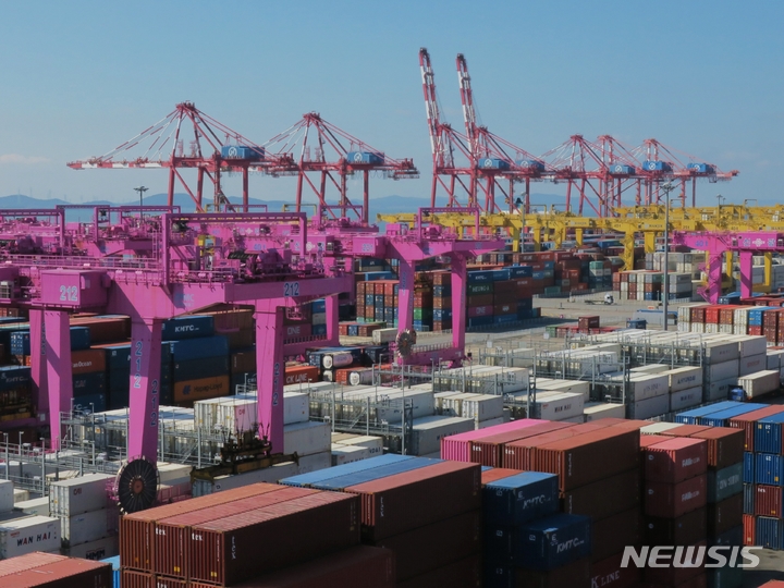 [인천=뉴시스] 김동영 기자 = 11일 오전 인천 연수구 인천신항컨테이너 터미널이 분주한 모습을 보이고 있다. 2022.10.11. dy0121@newsis.com