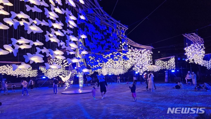 [서울=뉴시스]가을밤 당현천을 화려한 불빛으로 물들일 '노원달빛산책'이 오는 14일 찾아온다. (사진=노원구 제공). 2022.10.11. photo@newsis.com