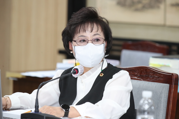 [제주=뉴시스] 제주도의회 원화자 의원이 11일 제주도교육청의 2021 회계연도 결산 심사가 열린 도의회 예산결산특별위원회 회의에서 질의하고 있다. (사진=제주도의회 제공) 2022.10.11. photo@newsis.com *재판매 및 DB 금지