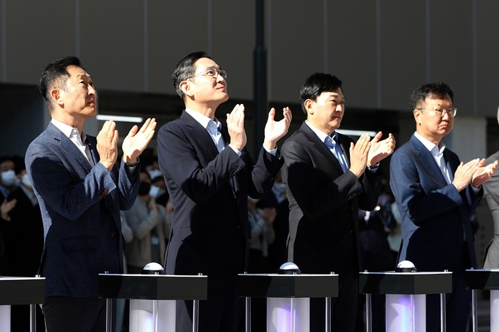 11일 인천 연수구 소재 삼성바이오로직스 송도캠퍼스에서 삼성바이오로직스 제4공장 준공식에 참석한 이재용 부회장의 모습 (왼쪽에서 두번째) 사진 왼쪽부터 고한승 삼성바이오에피스 사장, 이재용 삼성전자 부회장, 존 림 삼성바이오로직스 사장, 최성안 삼성엔지니어링 사장 (사진=삼성전자 제공) *재판매 및 DB 금지