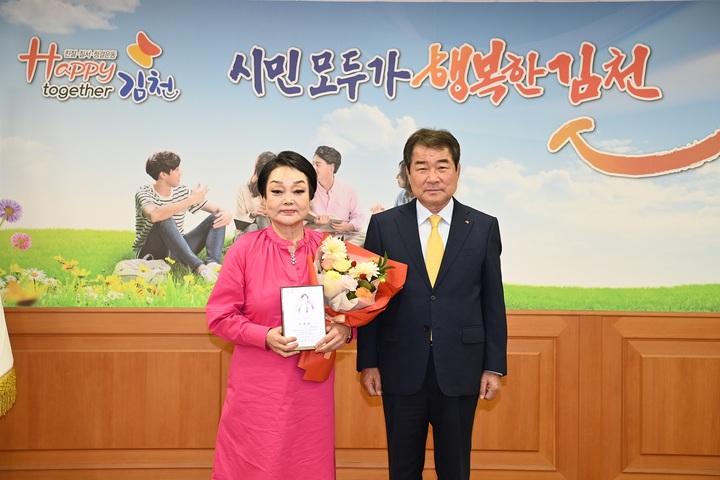 김충섭 시장이 이혜정 요리연구가에게 관광 홍보대사 위촉장을 주고 있다 (사진=김천시 제공) *재판매 및 DB 금지