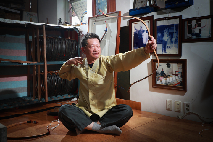 [서울=뉴시스] 궁시장(궁장) 보유자 김성락 씨 (사진=문화재청 제공) 2022.10.11. photo@newsis.com *재판매 및 DB 금지