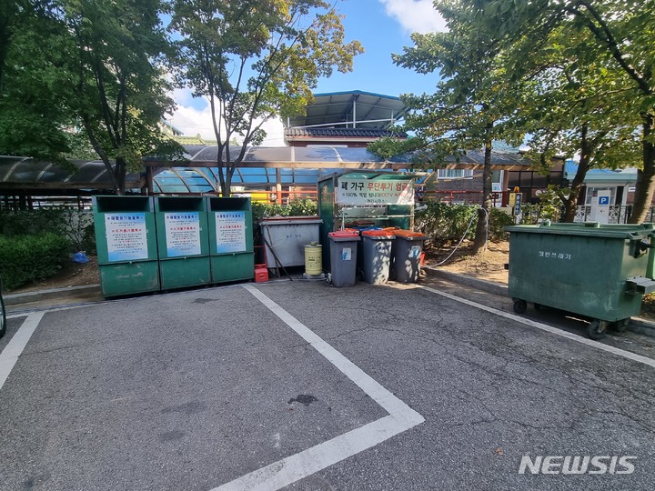 [의정부=뉴시스] 김도희 기자 = 12일 오후 경기 의정부시 가능동 SK VIEW 아파트 단지 내 배출장소에 적재된 대형폐기물이 없이 깨끗하게 관리되고 있다. 2022.10.12. kdh@newsis.com