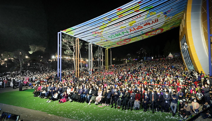 지난 7일 전북 임실군 대표축제인 '2022 임실N치즈축제' 기념식 및 축하공연에 몰린 인파. *재판매 및 DB 금지