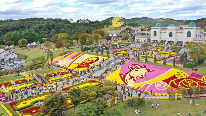 지난 7일 개막한 임실군 대표축제인 '2022 임실N치즈축제', 동화 속 궁전 같은 모습의 임실치즈테마파크에 관광객들이 붐비고 있다 *재판매 및 DB 금지