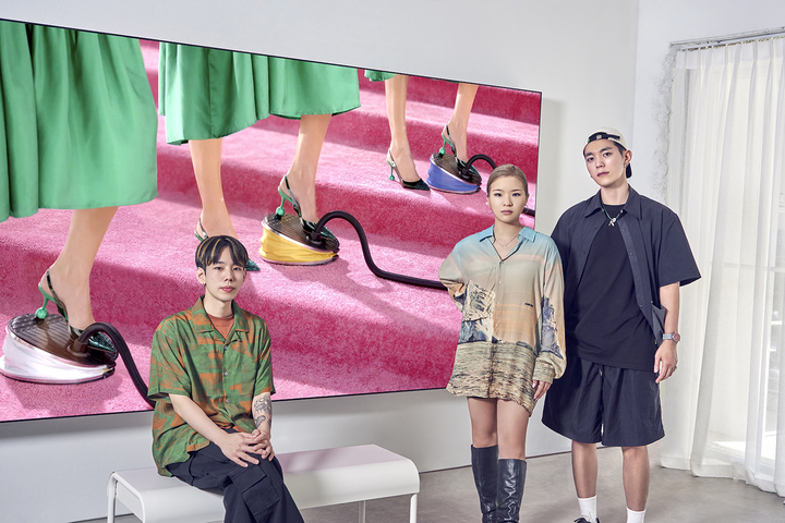 [서울=뉴시스] 시몬스와 OSV 디지털 아트 NFT에 협업한 창작자 3인방이 사진촬영을 하고 있다. (왼쪽부터)부원, 메이킴, 차인철. (사진=시몬스 제공) 2022.10.12. photo@newsis.com *재판매 및 DB 금지