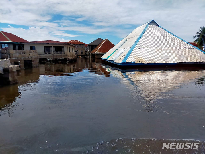 [오그바루=AP/뉴시스]2022년 10월7일 나이지리아 아남브라주에서 보트 전복 사고가 난 마을이 홍수로 물에 잠겨 있다. 나이지리아 북서부의 한 강에서 17일 보트가 전복된 후 최소 40명이 실종됐다고 당국이 밝혔다. 2025.08.18.