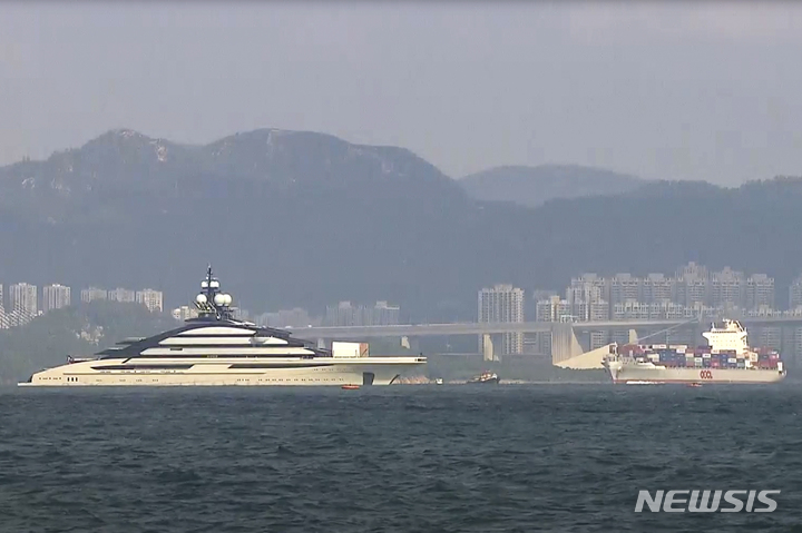 [홍콩=AP/뉴시스] 미국과 홍콩이 홍콩 빅토리아항에 입항한 러시아 올리가르히(신흥재벌) 소유의 호화 요트 압류를 놓고 신경전을 벌이고 있다. 지난 7일 홍콩 빅토리아항에 정박해 있는 러시아 신흥재벌 알렉세이 모르다쇼프가 소유한 호화 요트 '노르'(왼쪽)의 모습. 2022.10.11