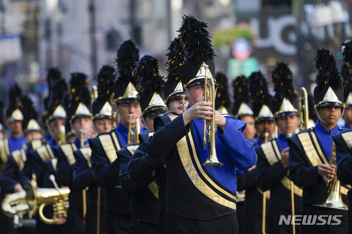 [뉴욕=AP/뉴시스] 퍼레이드 참가자들이 10일(현지시간) 미국 뉴욕 5번가에서 연례 행사로 열리는 콜럼버스의 날 퍼레이드에 참석하고 있다. 2022.10.11.
