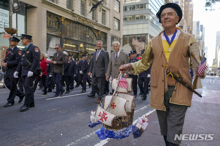 [뉴욕=AP/뉴시스] 퍼레이드 참가자가 10일(현지시간) 미국 뉴욕 5번가에서 연례 행사인 콜럼버스의 날 퍼레이드에 옷을 차려 입고 행진하고 있다. 2022.10.11.