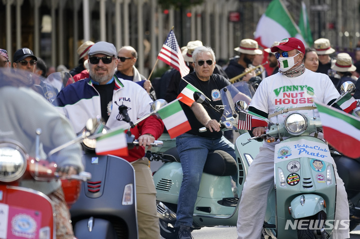 [뉴욕=AP/뉴시스] 10일(현지시간) 뉴욕에서 '콜럼버스의 날' 퍼레이드가 열려 참가자들이 5번가를 행진하고 있다. 이탈리아 탐험가 크리스토퍼 콜럼버스가 1492년 10월 12일 신대륙을 처음 발견한 것을 기념하는 날로 미국은 10월 둘째 월요일을 콜럼버스 데이로 기념한다. 한편 원주민들은 이날을 '원주민 저항의날'로 기념한다. 2022.10.11.