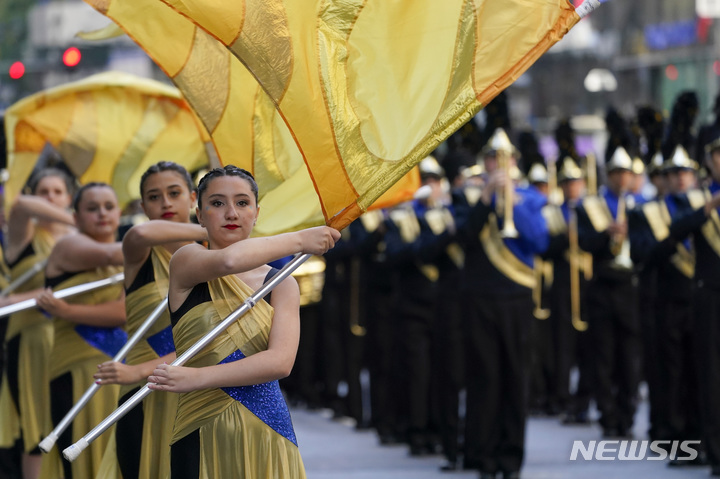 [뉴욕=AP/뉴시스] 10일(현지시간) 뉴욕에서 '콜럼버스의 날' 퍼레이드가 열려 참가자들이 5번가를 행진하고 있다. 이탈리아 탐험가 크리스토퍼 콜럼버스가 1492년 10월 12일 신대륙을 처음 발견한 것을 기념하는 날로 미국은 10월 둘째 월요일을 콜럼버스 데이로 기념한다. 한편 원주민들은 이날을 '원주민 저항의날'로 기념한다. 2022.10.11.