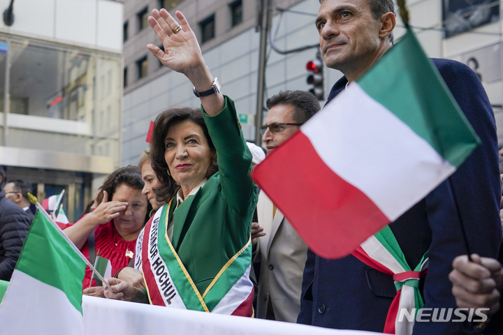 [뉴욕=AP/뉴시스] 캐시 호철 뉴욕 주지사가 10일(현지시간) 뉴욕에서 열린 연례 콜럼버스의 날 퍼레이드에 참석해 손을 흔들고 있다. 이탈리아 탐험가 크리스토퍼 콜럼버스가 1492년 10월 12일 신대륙을 처음 발견한 것을 기념하는 날로 미국은 10월 둘째 월요일을 콜럼버스 데이로 기념한다. 한편 원주민들은 이날을 '원주민 저항의 날'로 기념한다. 2022.10.11. 