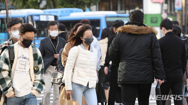 [서울=뉴시스] 조수정 기자 = 아침 최저기온 6도의 초겨울 날씨를 보인 11일 오전 서울 광화문 네거리에서 연휴를 마치고 출근하는 시민들이 두꺼운 옷차림을 하고 있다. 2022.10.11. chocrystal@newsis.com