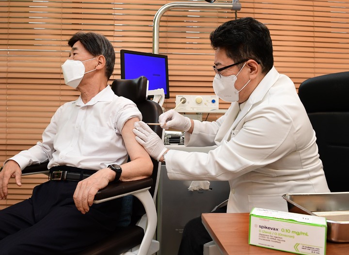 [서울=뉴시스] 동절기 코로나19 추가 접종 첫날인 지난 11일 서울 강남구 개포동의 소아청소년과 의원에서 60세 이상 백신 접종 대상자가 모더나사의 코로나19 2가 백신인 스파이크박스 2주를 접종하고 있다. 모더나는 이날 국내 최초로 승인된 코로나19 오미크론 함유 2가 백신 스파이크박스2주를 국내에서 첫 접종을 시작했다고 밝혔다. (사진=모더나 제공) 2022.10.11. photo@newsis.com *재판매 및 DB 금지