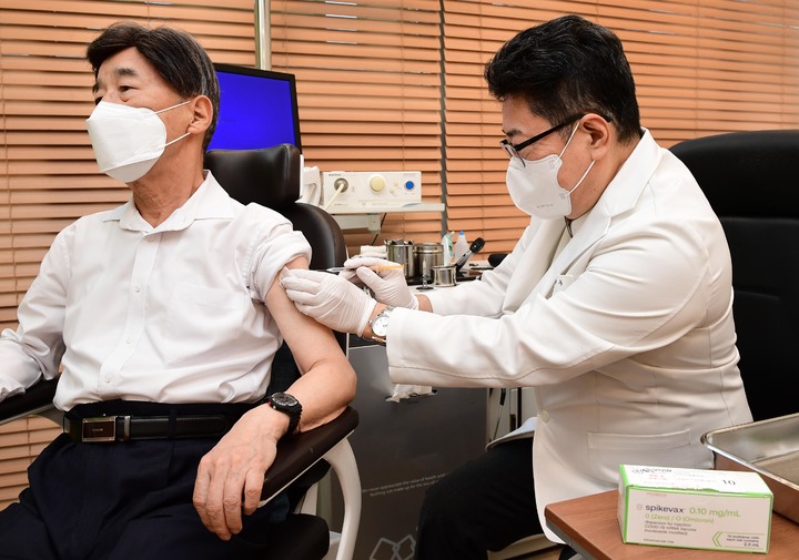 [서울=뉴시스] 동절기 코로나19 추가 접종 첫날인 11일 서울 강남구 개포동의 소아청소년과 의원에서 60세 이상 백신 접종 대상자가 모더나사의 코로나19 2가 백신인 스파이크박스 2주를 접종하고 있다. 모더나는 이날 국내 최초로 승인된 코로나19 오미크론 함유 2가 백신 스파이크박스2주를 국내에서 첫 접종을 시작했다고 밝혔다. (사진=모더나 제공) 2022.10.11. photo@newsis.com *재판매 및 DB 금지