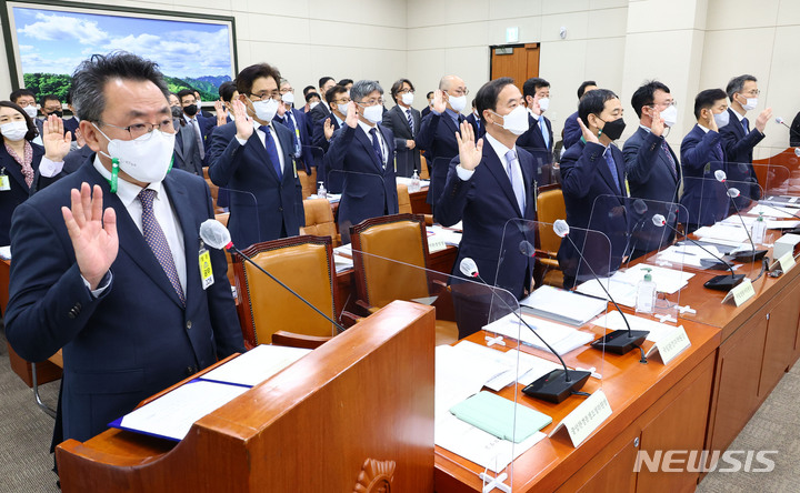 [서울=뉴시스] 김선웅 기자 = 박용규 중앙환경분쟁조정위원장 등 피감기관 관계자들이 지난 11일 서울 여의도 국회 환경노동위원회에서 열린 환경부 산하 기관에 대한 국정감사에서 선서를 하고 있다. (공동취재사진) 2022.10.11. photo@newsis.com