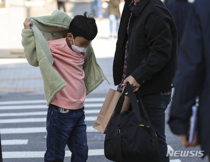 [서울=뉴시스] 김근수 기자 = 완연한 가을 날씨를 보인 11일 오전 서울 시내의 한 대학가에서 어린이가 겉옷을 입고 있다. 2022.10.11. ks@newsis.com