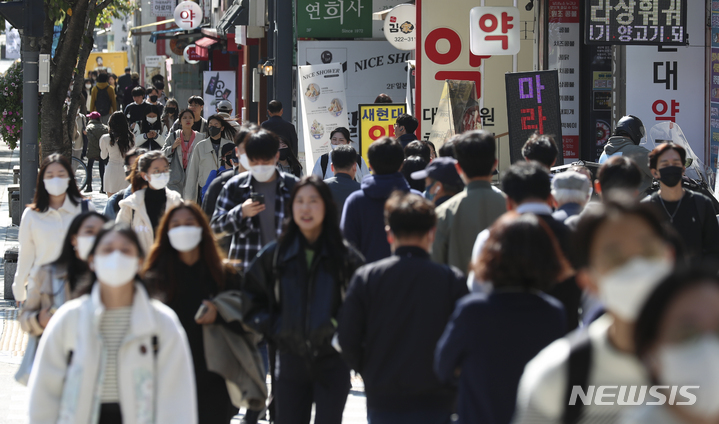 [서울=뉴시스] 김근수 기자 = 완연한 가을 날씨를 보인 11일 오전 서울 시내의 한 대학가에서 시민들이 점심식사를 하기 위해 이동하고 있다. 2022.10.11. ks@newsis.com