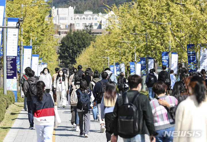 [서울=뉴시스] 지난 10월11일 서울 시내의 한 대학 교정에서 학생들이 산책을 즐기고 있다. (사진=뉴시스DB). 2022.12.31. photo@newsis.com