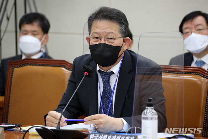 [서울=뉴시스] 최진석 기자 = 노대명 한국사회보장정보원장이 11일 국회 보건복지위 국정감사에서 의원들의 질문에 답하고 있다. (공동취재사진) 2022.10.11. photo@newsis.com