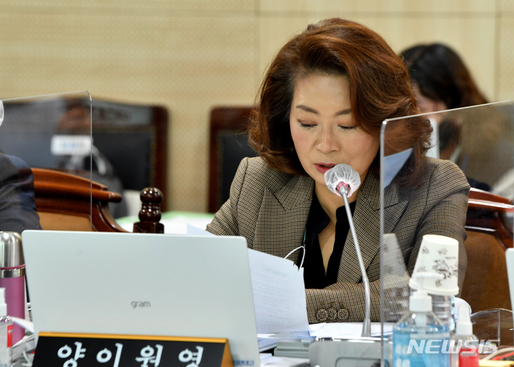 [나주=뉴시스] 이영주 기자 = 국회 산업통상자원중소벤처기업위원회 국정감사가 열린 11일 오전 더불어민주당 양이원영 의원이 질의하고 있다. 2022.10.11. leeyj2578@newsis.com