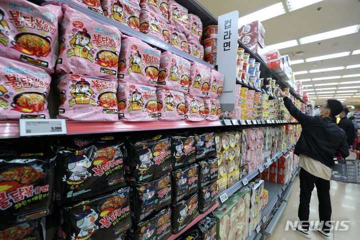 [서울=뉴시스] 조수정 기자 = 11일 서울 시내 한 대형마트에서 소비자들이 밀가루 가공식품인 라면을 고르고 있다. 2022.10.11. chocrystal@newsis.com