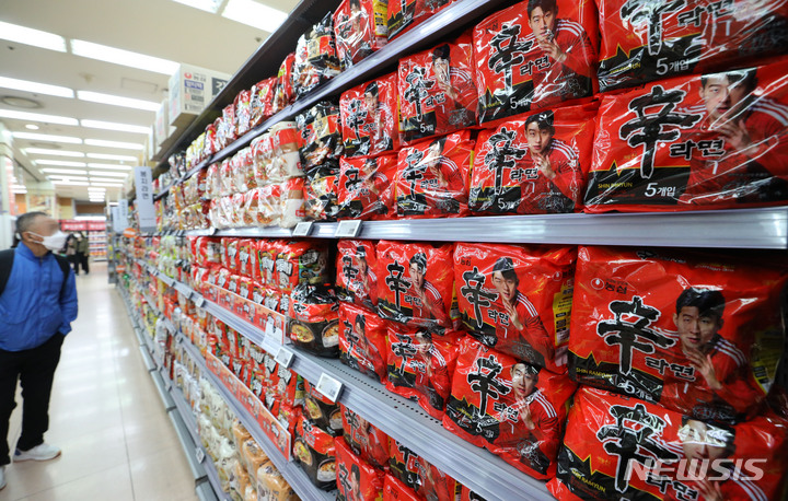 [서울=뉴시스] 조수정 기자 = 러시아군이 우크라이나 수도 키이우 등에 대한 공격을 확대하면서 10일(현지시간) 미국 시카고 선물시장에서 밀 가격이 이전 종가보다 7.3% 올랐다. 11일 서울 시내 한 대형마트에서 소비자들이 밀가루 가공식품인 라면을 고르고 있다. 2022.10.11. chocrystal@newsis.com