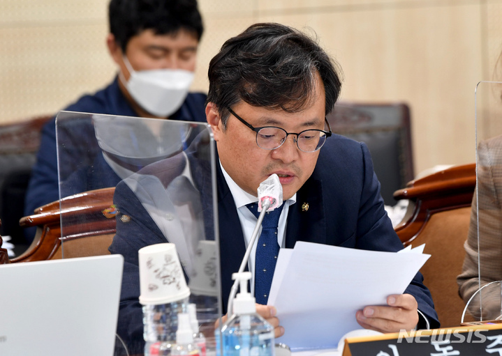 [나주=뉴시스] 이영주 기자 = 국회 산업통상자원중소벤처기업위원회 국정감사가 열린 11일 오전 전남 나주시 한국전력공사 본사에서 더불어민주당 이동주 의원이 질의하고 있다. 2022.10.11. leeyj2578@newsis.com