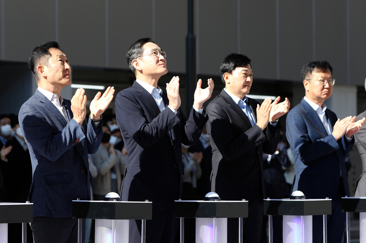 [서울=뉴시스] 이재용(왼쪽 두번째) 삼성전자 부회장이 11일 인천 송도에서 열린 삼성바이오로직스 제4공장 준공식에 참석해 축하의 박수를 치고 있다. 왼쪽부터 삼성바이오에피스 사장, 이 부회장, 존 림 삼성바이오로직스 사장, 최성안 삼성엔지니어링 사장. (사진=삼성전자 제공) 2022.10.11. photo@newsis.com *재판매 및 DB 금지