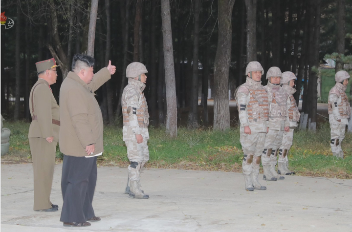 [서울=뉴시스] 조선중앙TV는 김정은 북한 국무위원장이 지난달 25일부터 이달 9일까지 인민군 전술핵운용부대 등의 군사훈련을 지도했다고 11일 보도했다. (사진=조선중앙TV 캡처) 2022.10.11. photo@newsis.com *재판매 및 DB 금지
