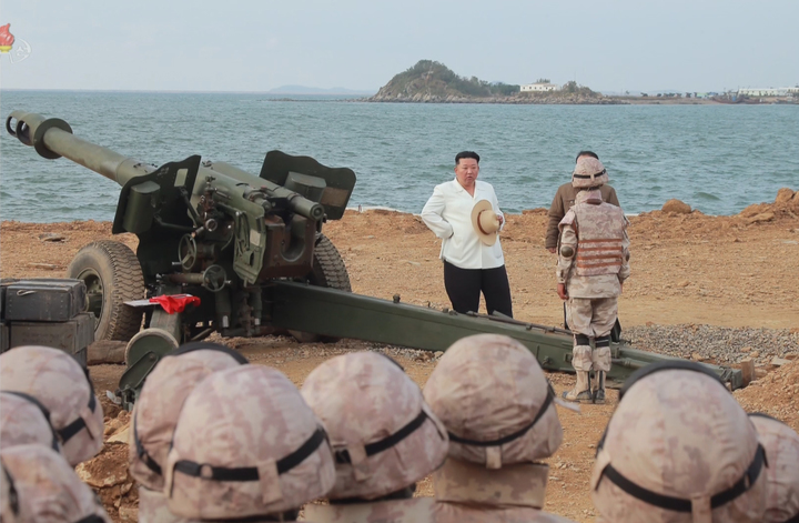 [서울=뉴시스] 조선중앙TV는 김정은 북한 국무위원장이 조선인민군 전선장거리포병구분대들과 공군 비행대들의 화력 타격 훈련을 지도했다고 11일 보도했다. (사진=조선중앙TV 캡처) 2022.10.11. photo@newsis.com *재판매 및 DB 금지