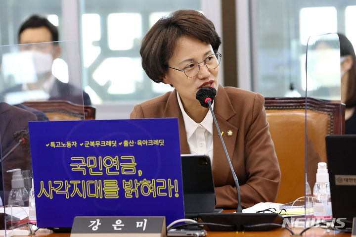 [서울=뉴시스] 최진석 기자 = 강은미 정의당 의원이 11일 오후 서울 여의도 국회에서 열린 보건복지위원회 국정감사에서 질의하고 있다. (공동취재사진) 2022.10.11. photo@newsis.com