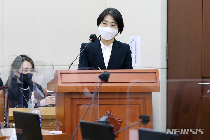 [서울=뉴시스] 최진석 기자 = 이스란 보건복지부 연금정책국장이 지난해 10월11일 서울 여의도 국회에서 열린 보건복지위원회 국정감사에서 답변하고 있다. (공동취재사진) 2022.10.11. photo@newsis.com