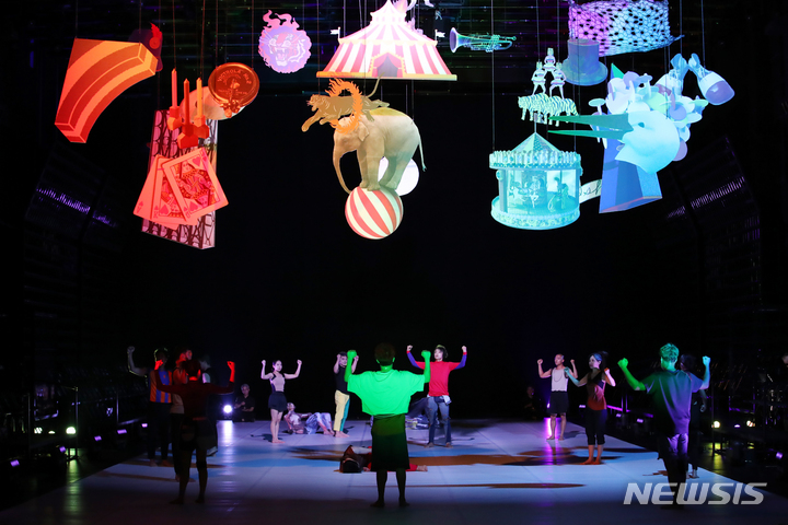 [서울=뉴시스] 박진희 기자 = 서울예술단 피지컬 퍼포먼스 '잠시 놀다' 출연 무용수들이 11일 서울 서초구 예술의전당 CJ토월극장에서 프레스콜을 하고 있다. 2022.10.11. pak7130@newsis.com