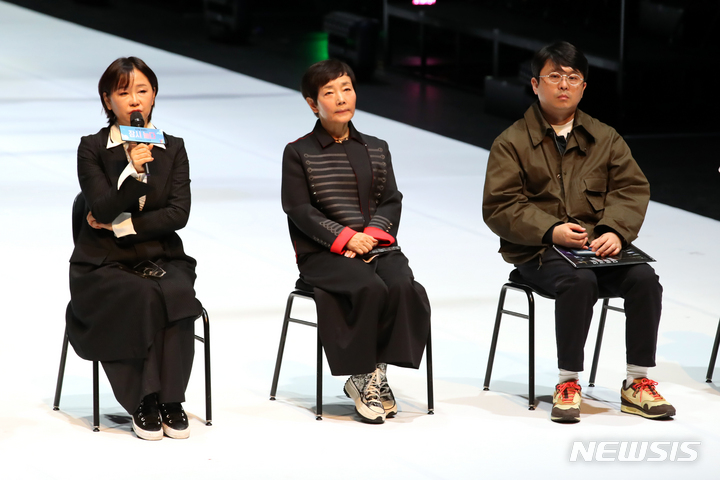 [서울=뉴시스] 박진희 기자 = 서울예술단 이유리(왼쪽부터) 단장, 연출 겸 안무 안애순, 조각가 권오상이 11일 서울 서초구 예술의전당 CJ토월극장에서 피지컬 퍼포먼스 '잠시 놀다' 프레스콜을 하고 있다. 2022.10.11. pak7130@newsis.com