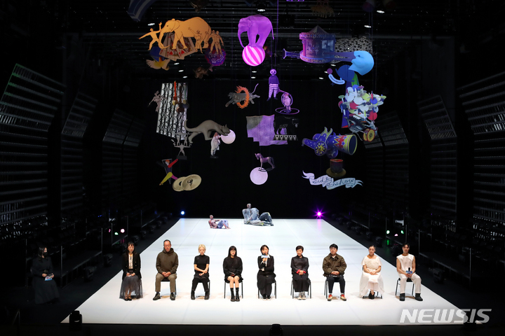 [서울=뉴시스] 박진희 기자 = 서울예술단 단원 형남희(오른쪽부터), 김현아, 조각가 권오상, 연출 겸 안무 안애순, 단장 이유리, 해파리 박민희, 최혜원, 조명디자이너 후지모토 타카유키가 11일 서울 서초구 예술의전당 CJ토월극장에서 피지컬 퍼포먼스 '잠시 놀다' 프레스콜을 하고 있다. 2022.10.11. pak7130@newsis.com