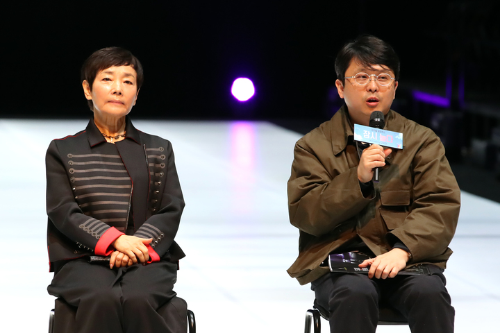 [서울=뉴시스] 박진희 기자 = 서울예술단 피지컬 퍼포먼스 '잠시 놀다' 연출 겸 안무 안애순과 조각가 권오상이 11일 서울 서초구 예술의전당 CJ토월극장에서 프레스콜을 하고 있다. 2022.10.11. pak7130@newsis.com