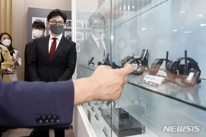 [서울=뉴시스] 최동준 기자 = 한동훈 법무부 장관이 지난 10월11일 서울 동대문구 위치추적중앙관제센터를 방문해 홍보체험관 내 전시된 전자발찌 설명을 듣고 있다. 2022.10.11. photocdj@newsis.com