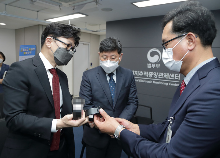 [서울=뉴시스] 권창회 기자= 한동훈 법무부 장관이 지난 10월11일 서울 동대문구 법무부 위치추적중앙관제센터를 방문해 전자발찌를 살펴보고 있다. (사진=법무부 제공)  2022.10.11. photo@newsis.com *재판매 및 DB 금지