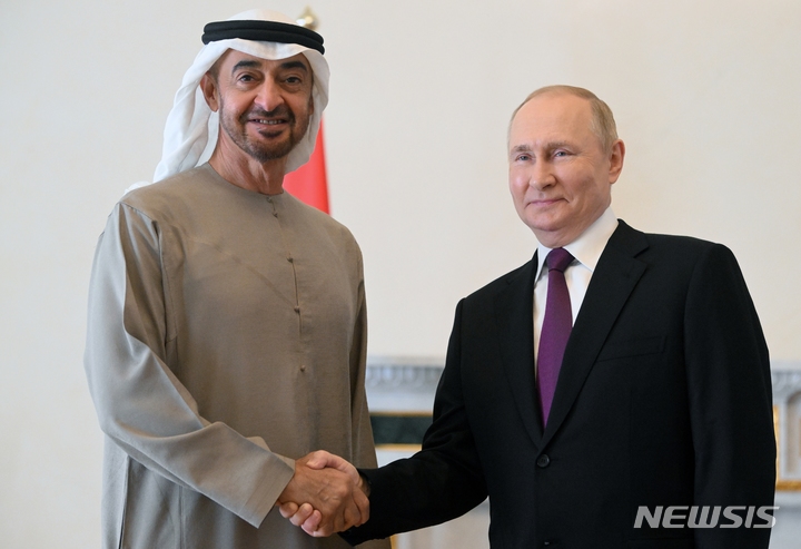 [상트페테르부르크(러시아)=AP/뉴시스]블라디미르 푸틴 러시아 대통령(오른쪽)과 셰이크 칼레드 빈 모하메드 빈 자이예드 알 나히얀 아랍에미리트(UAE) 대통령이 11일 러시아 상트페테르부르크에서 회담에 앞서 악수를 하고 있다. 푸틴 대통령은 이날 석유수출국기구(OPEC)와 러시아 등 주요 산유국으로 이뤄진 OPEC+가 감산을 결정한 건 세계 에너지 시장을 안정시키기 위한 열쇠라고 평가했다. 2022.10.11